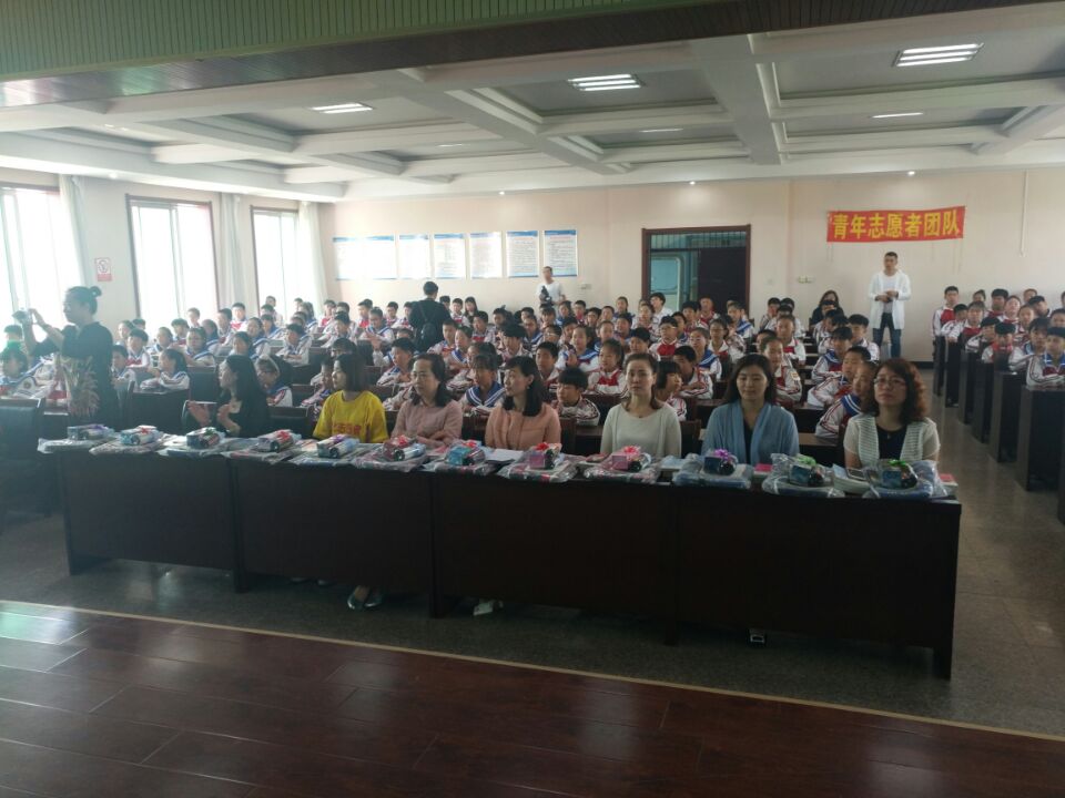 5月17日,我馆副馆长穆扬、张博带着工作人员肖冰冰、朱泽走进了兴海中心校,进行了走访慰问,了解学校在建设书香校园中存在的问题工作,并积极配合学校组建校园图书室。 今年我馆将推出的一项重要主题活动就是加大春蕾计划的实施,扶贫助困、关爱留守儿童。关爱留守儿童,让他们健康成长,已经成为一个全社会共同关注问题。 这项工作的目的就是决不让一个孩子因为经济或家庭的因素,而失去一个健康、快乐的童年。因此我们海城市图书馆通过各项阅读推广活动的开展,来发动全社会的力量,呼吁和引导更多的爱心人士,积极加入到关爱留守儿童